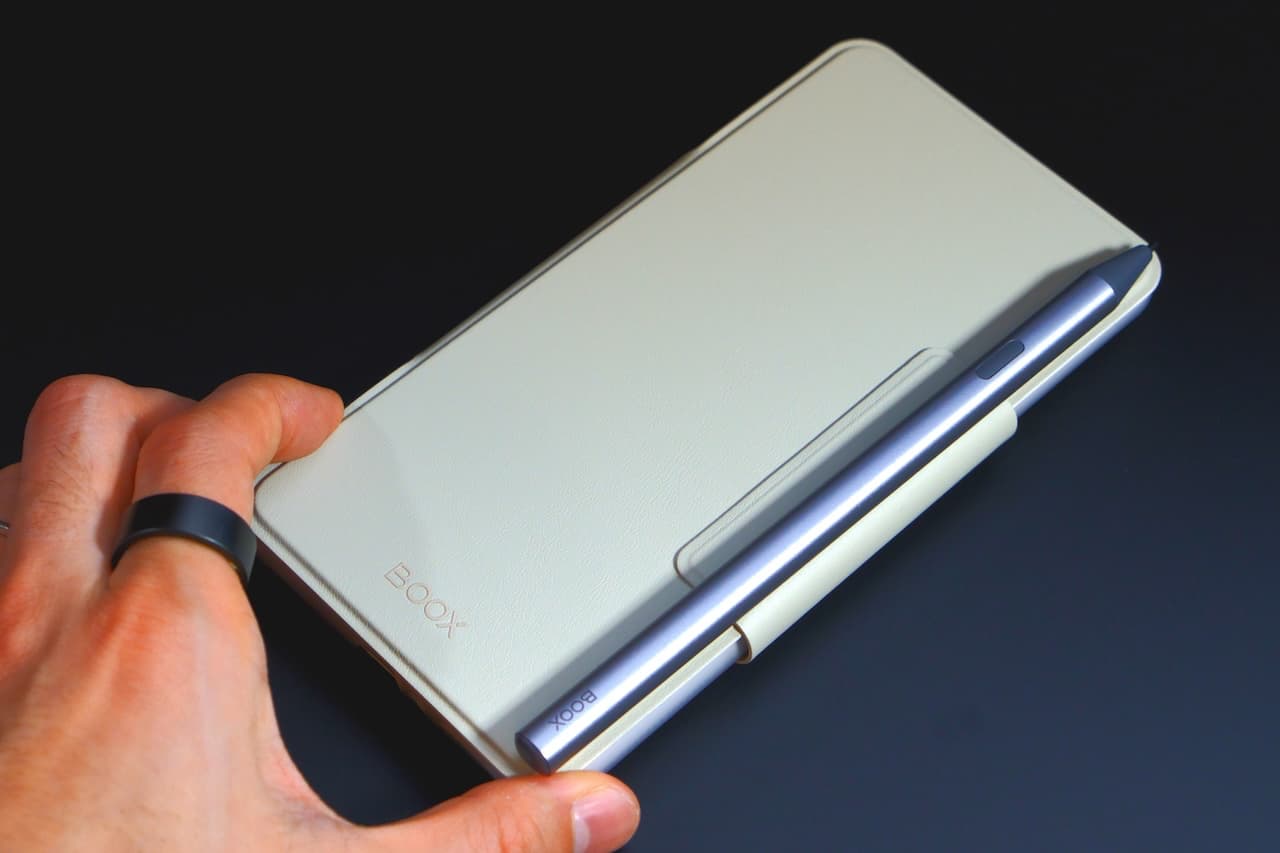 落ち着いたデザインが本機のホワイトボディとよく合ってる