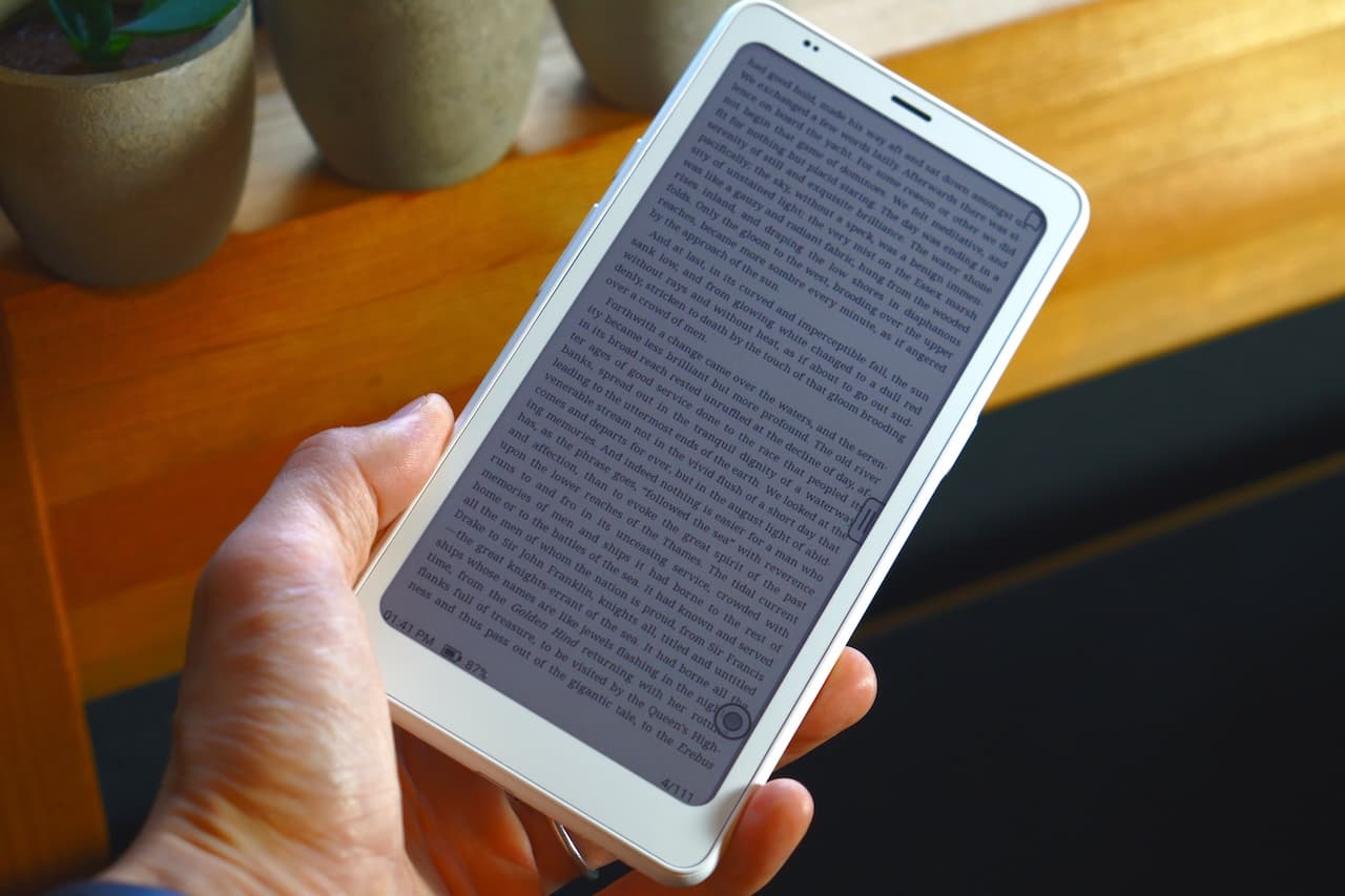 液晶ディスプレイと比較して目への負担が大幅に少ない