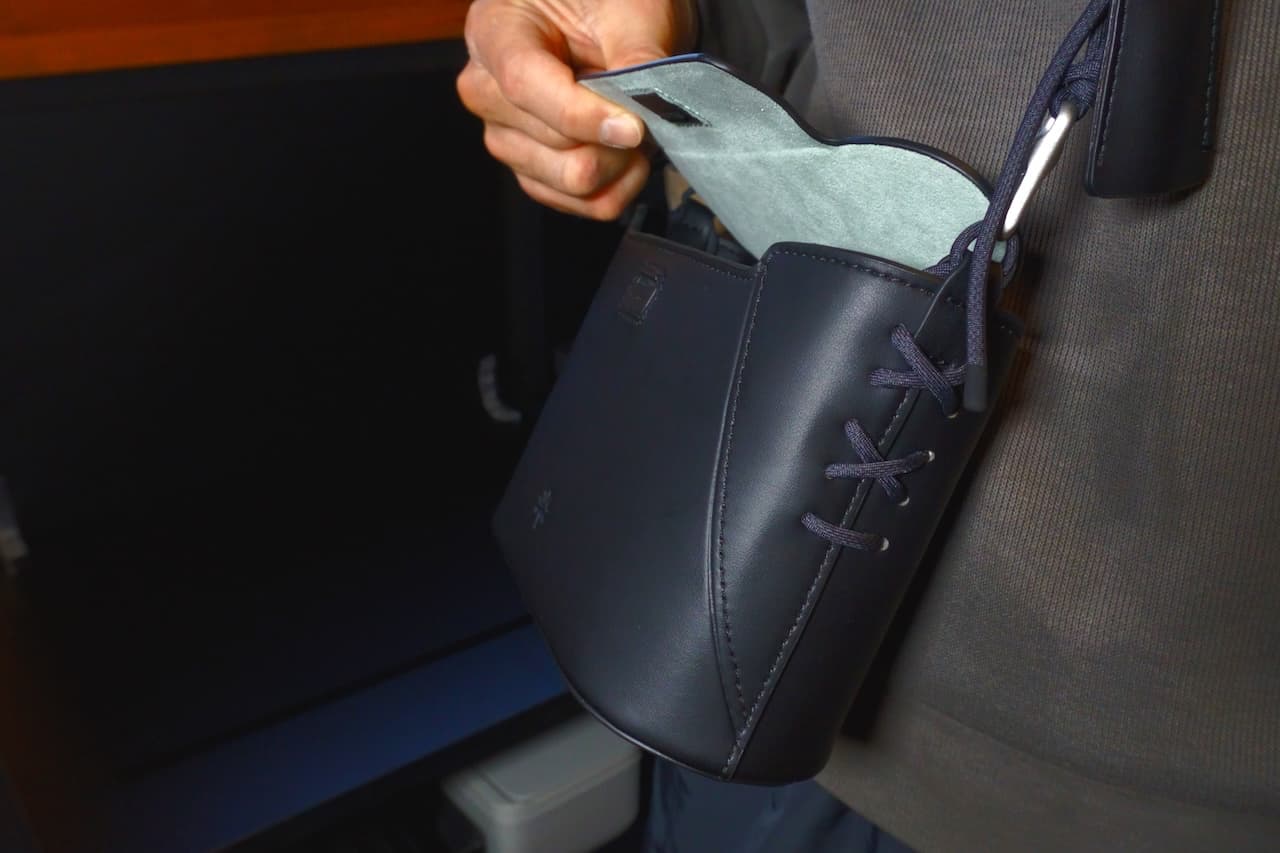 片手でパチッと開けて、すぐに機材にアクセスできる