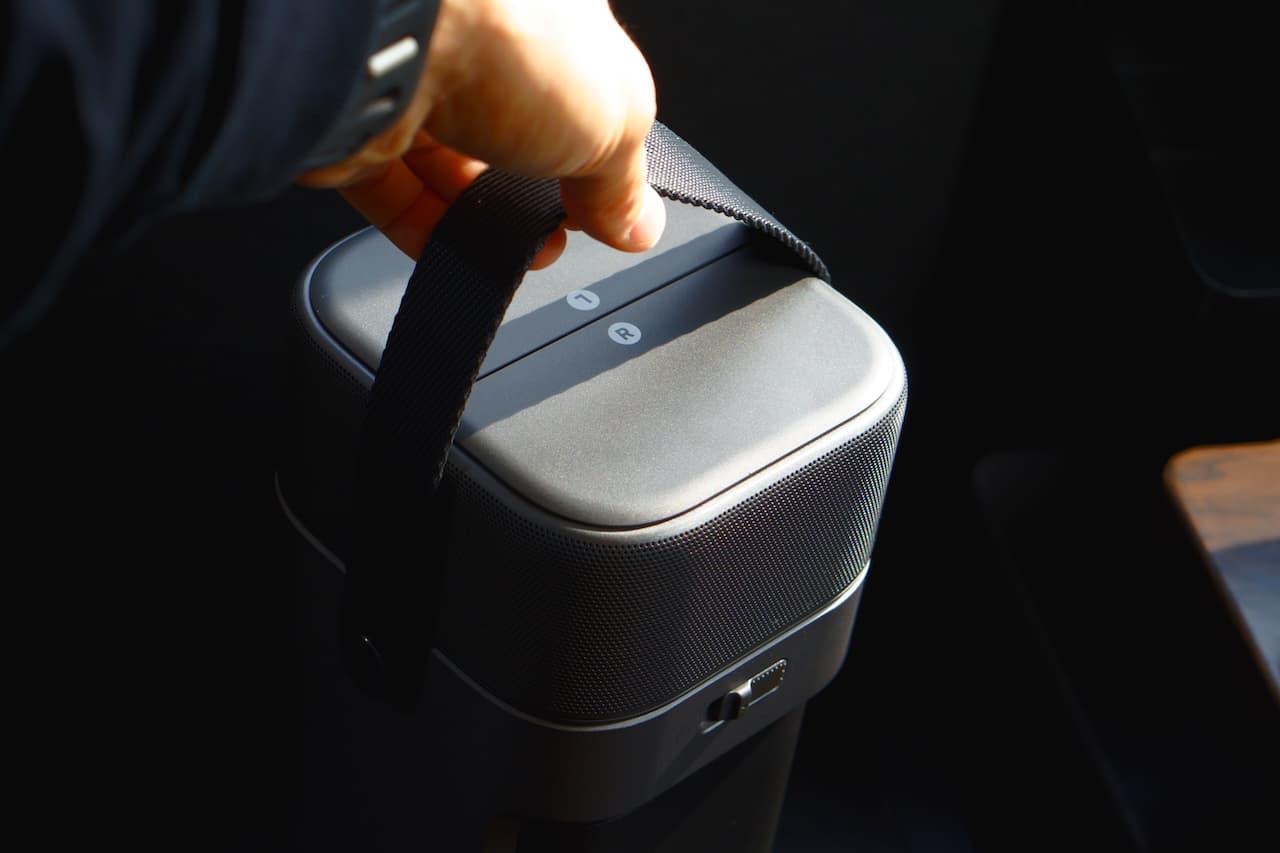 本体上部には持ち運び用のソフトハンドルを配備