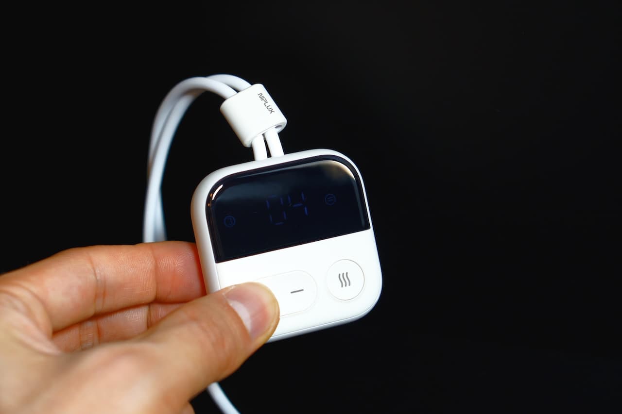 操作は本体のボタンのみでシンプルにまとめられてます