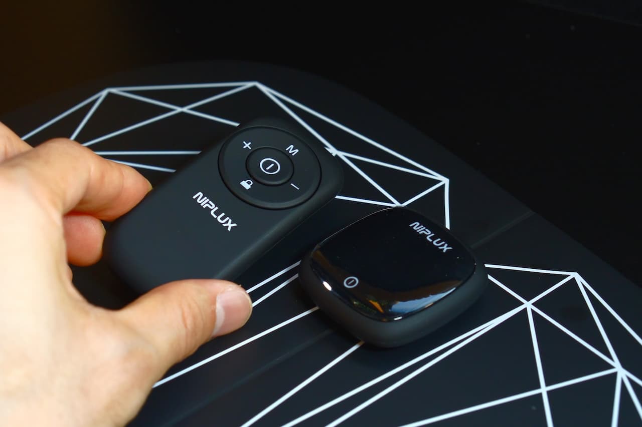 本体に付けるコントローラー or リモコンで操作します