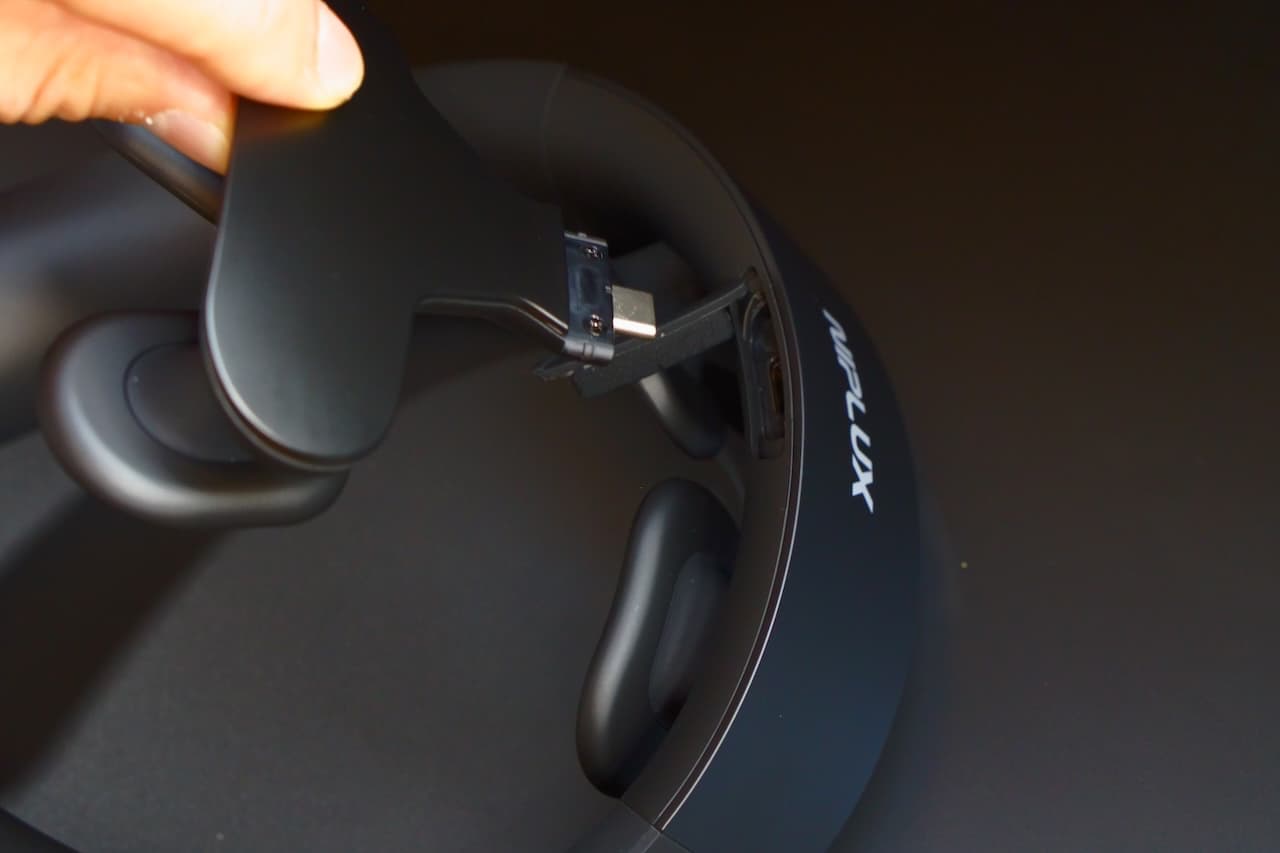 接続はUSB-Cでカチッと差し込みます