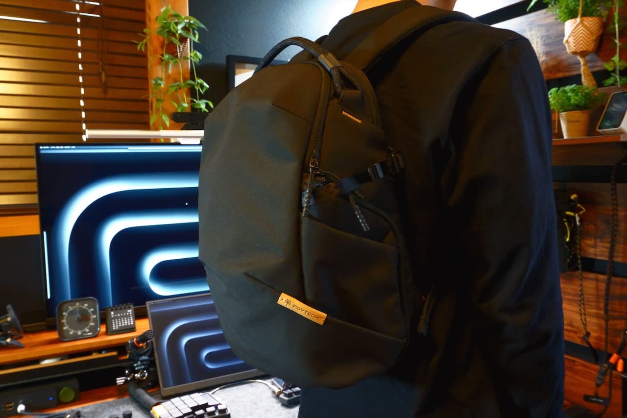 カメラバッグらしさを排除したミニマルデザイン