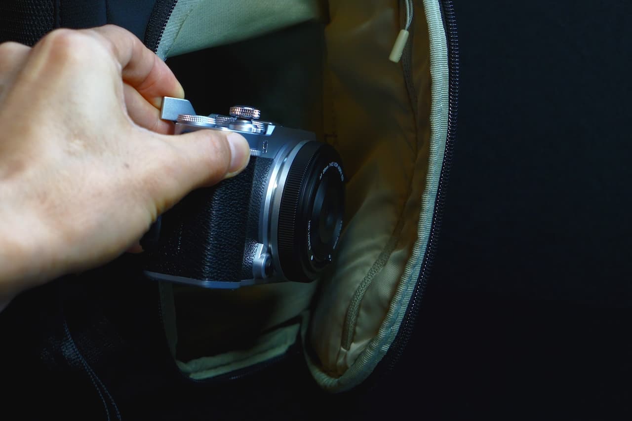 機材へすぐアクセスできる「デュアルサイドオープン設計」