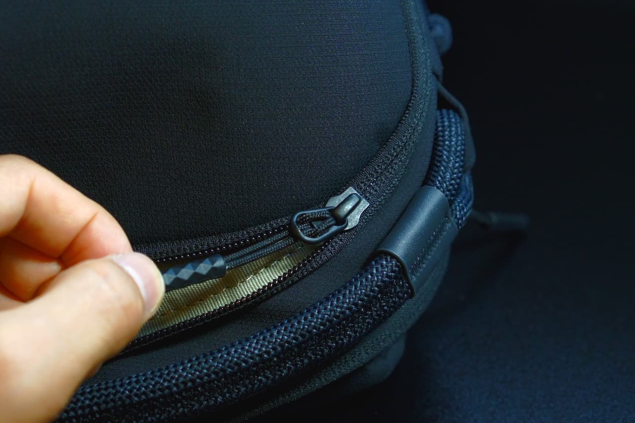 耐水仕様のYKK®ファスナーを採用